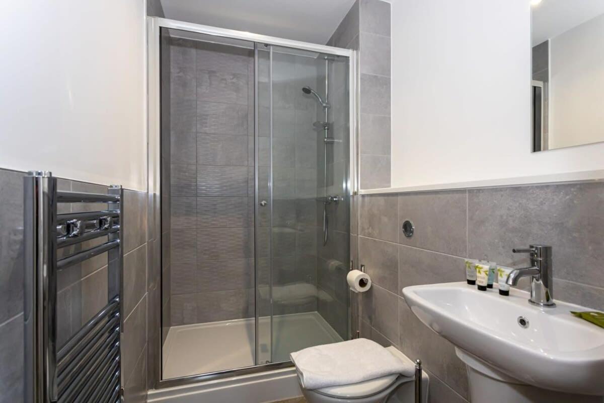 Modern 2 Bed Salford Apartment Stunning Views Manchester Eksteriør billede