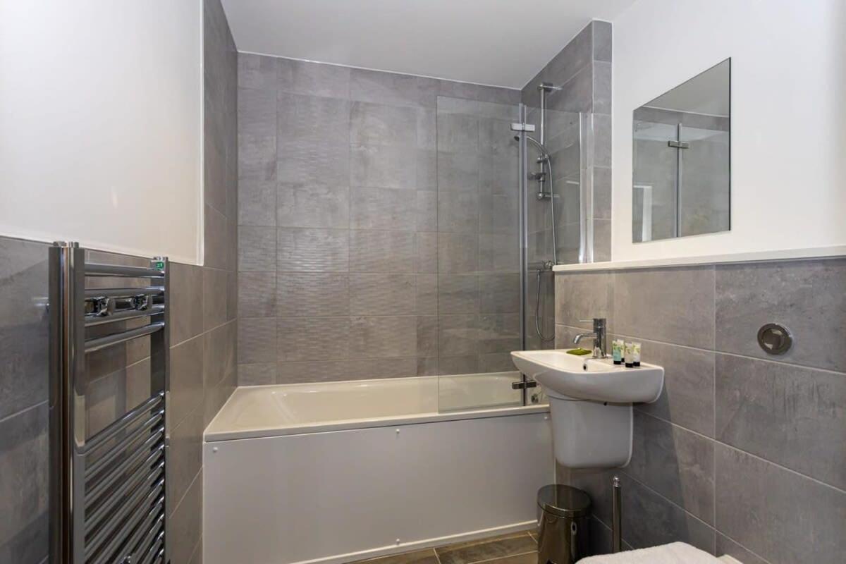 Modern 2 Bed Salford Apartment Stunning Views Manchester Eksteriør billede